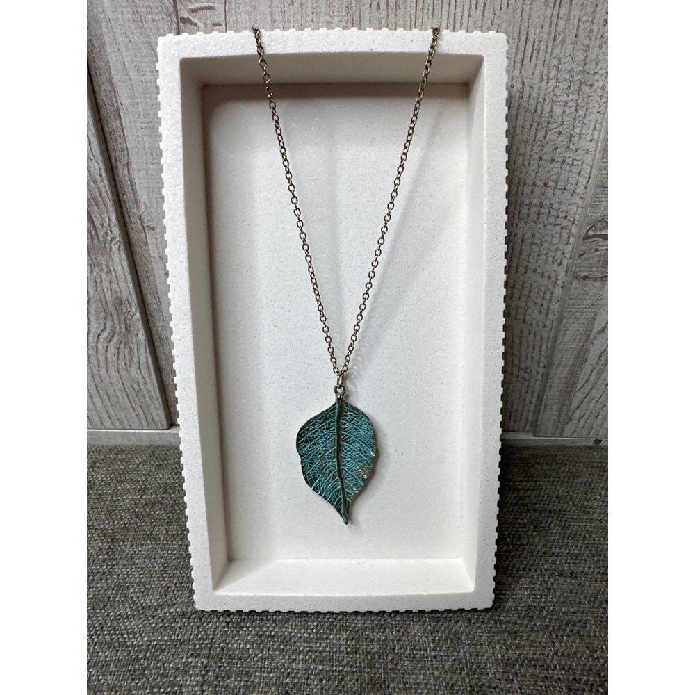 Leaf Pendant Gold Tone Necklace w/ Adjustable Chain Length Womens Fashion